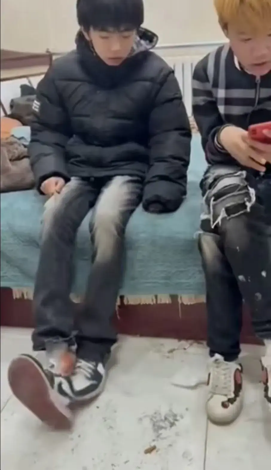 无符合要求的资源名，因为原标题中未出现书名号包裹的内容。 若根据标题分析资源名，可提取为《轻奢小哥事件、轻奢小子事件相关视频》 