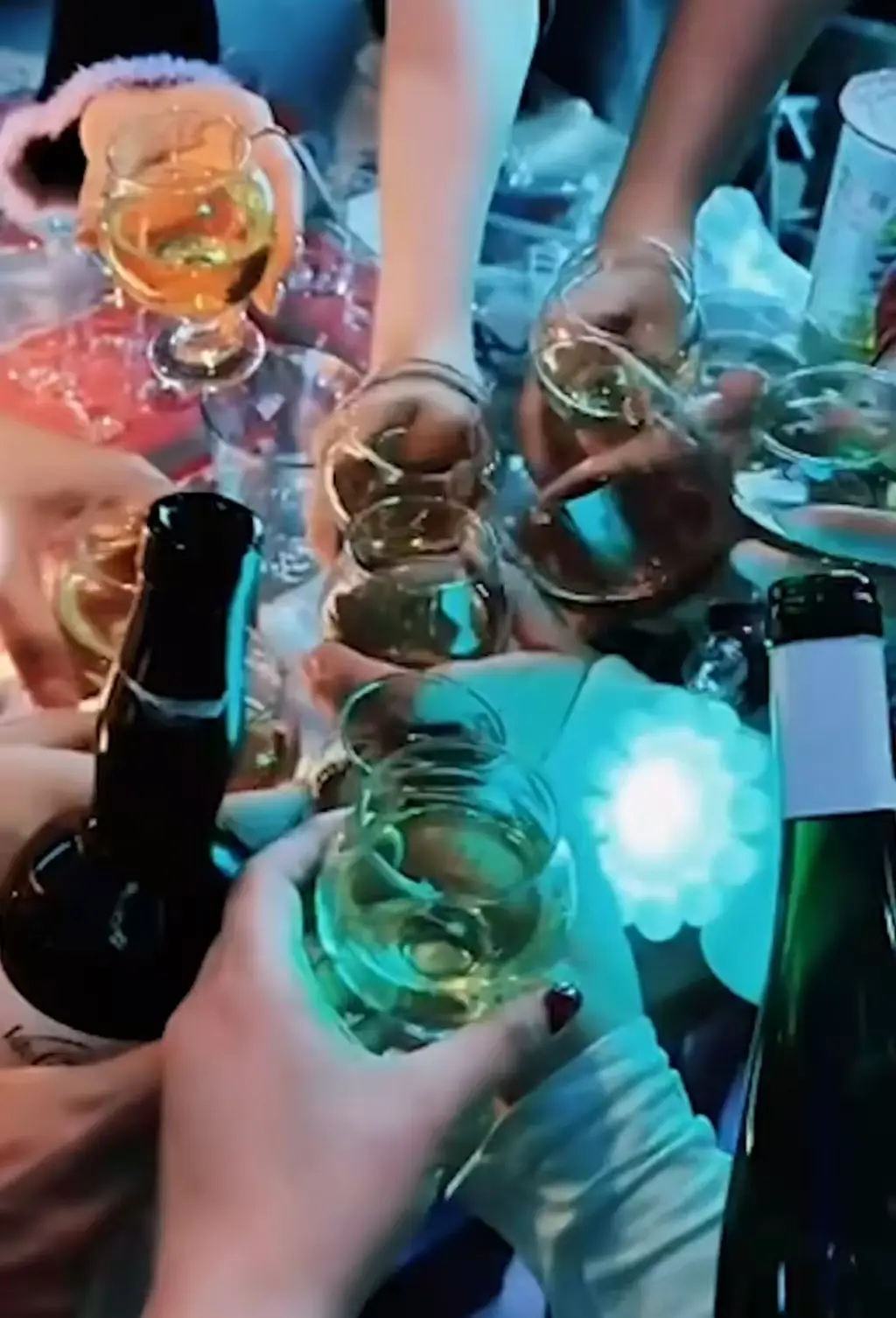 《南京温莎KTV515包间下大雨后续视频》<br />
《南京温莎KTV515包间下大雨》