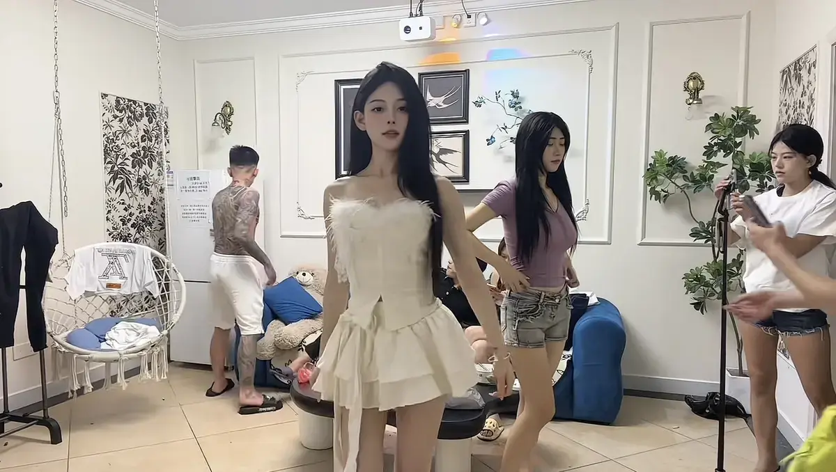《燕大帅2.0新春特别篇直播录像》<br />
《燕大帅1v3诗颖小女王加长版》<br />
《燕大帅历代作品典藏合集》相关资源图片